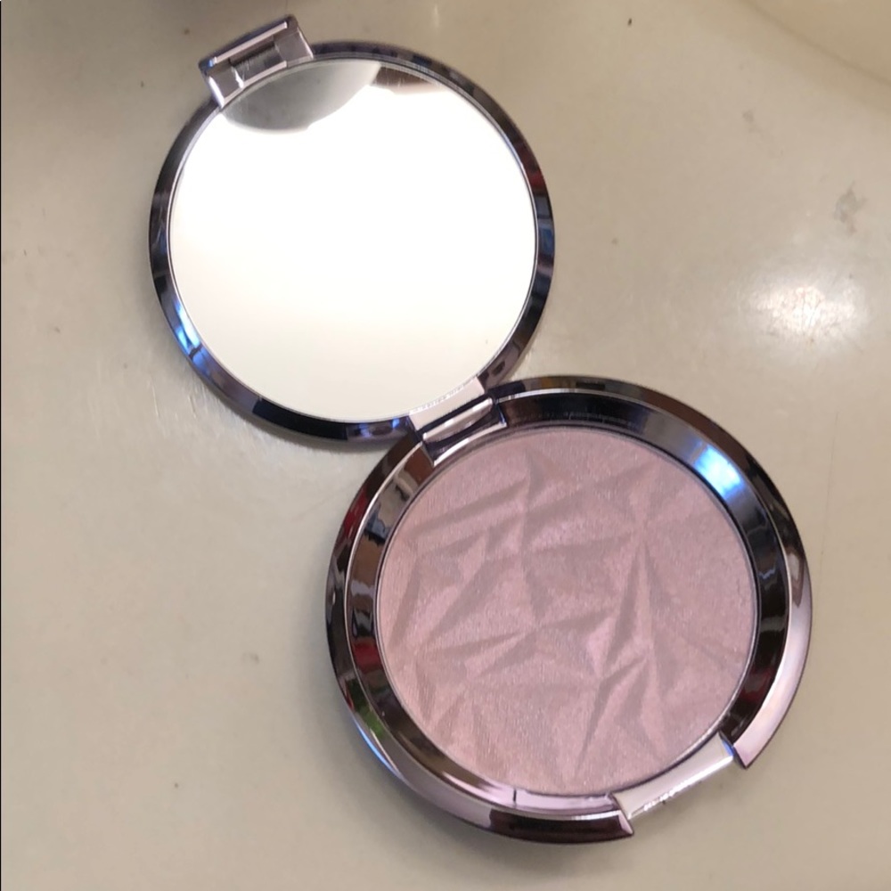 BECCA PRISMATIC AMETHYST HIGHLIGHTER❤️